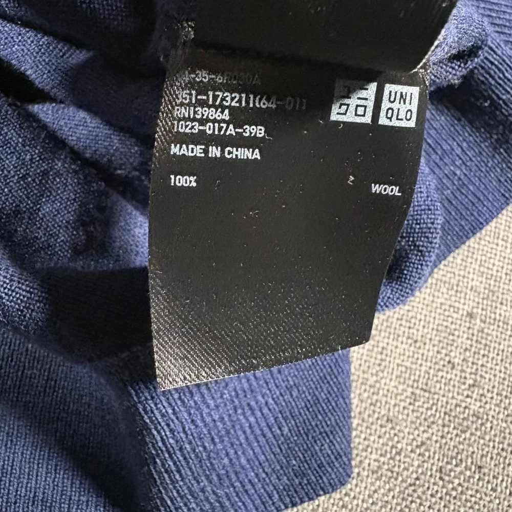 Uniqlo V-Neck Sweater Mens M Blue 100% Pure New Wool Lightweight Knit 341-173211